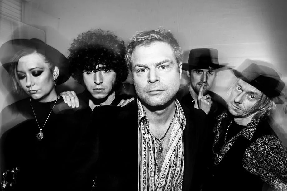 Curse Of Lono en portrait de groupe noir et blanc.