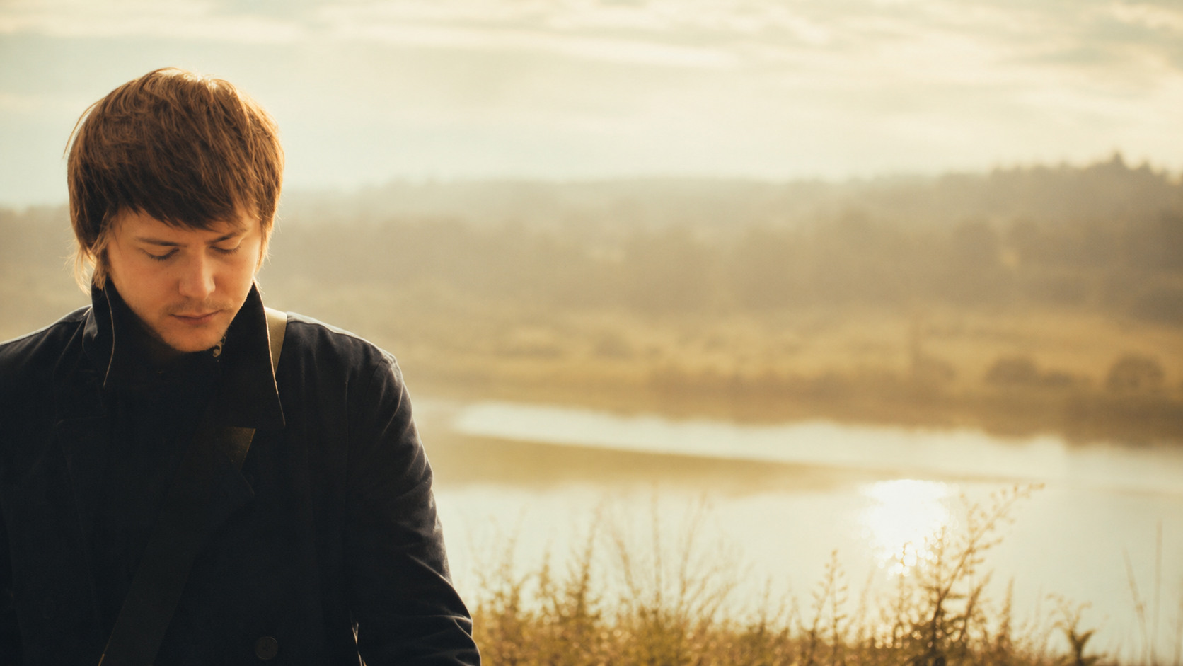 Nic Armstrong dans un paysage lumineux aux teintes dorées.