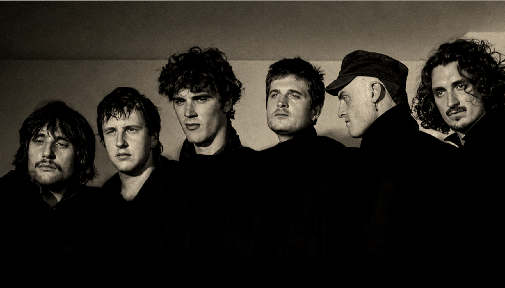 Opus Kink en portrait de groupe, visuel panoramique.