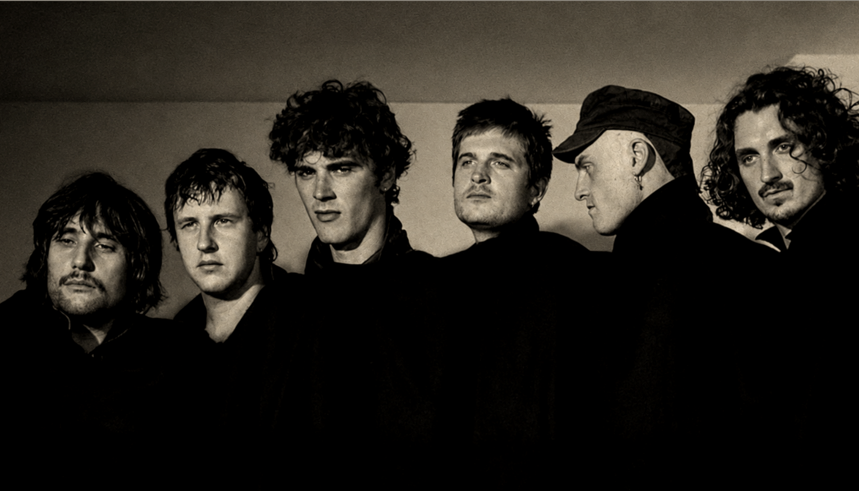 Opus Kink en portrait de groupe, visuel panoramique.