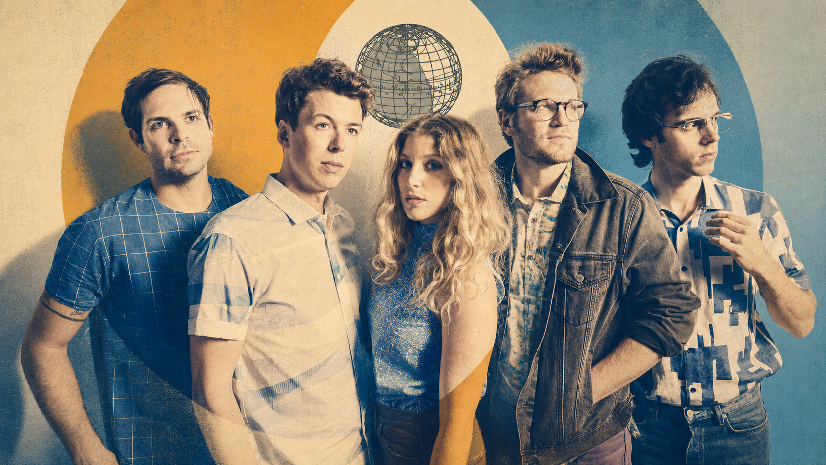 Ra Ra Riot, portrait de groupe devant une composition graphique rétro aux tons bleu et ocre.