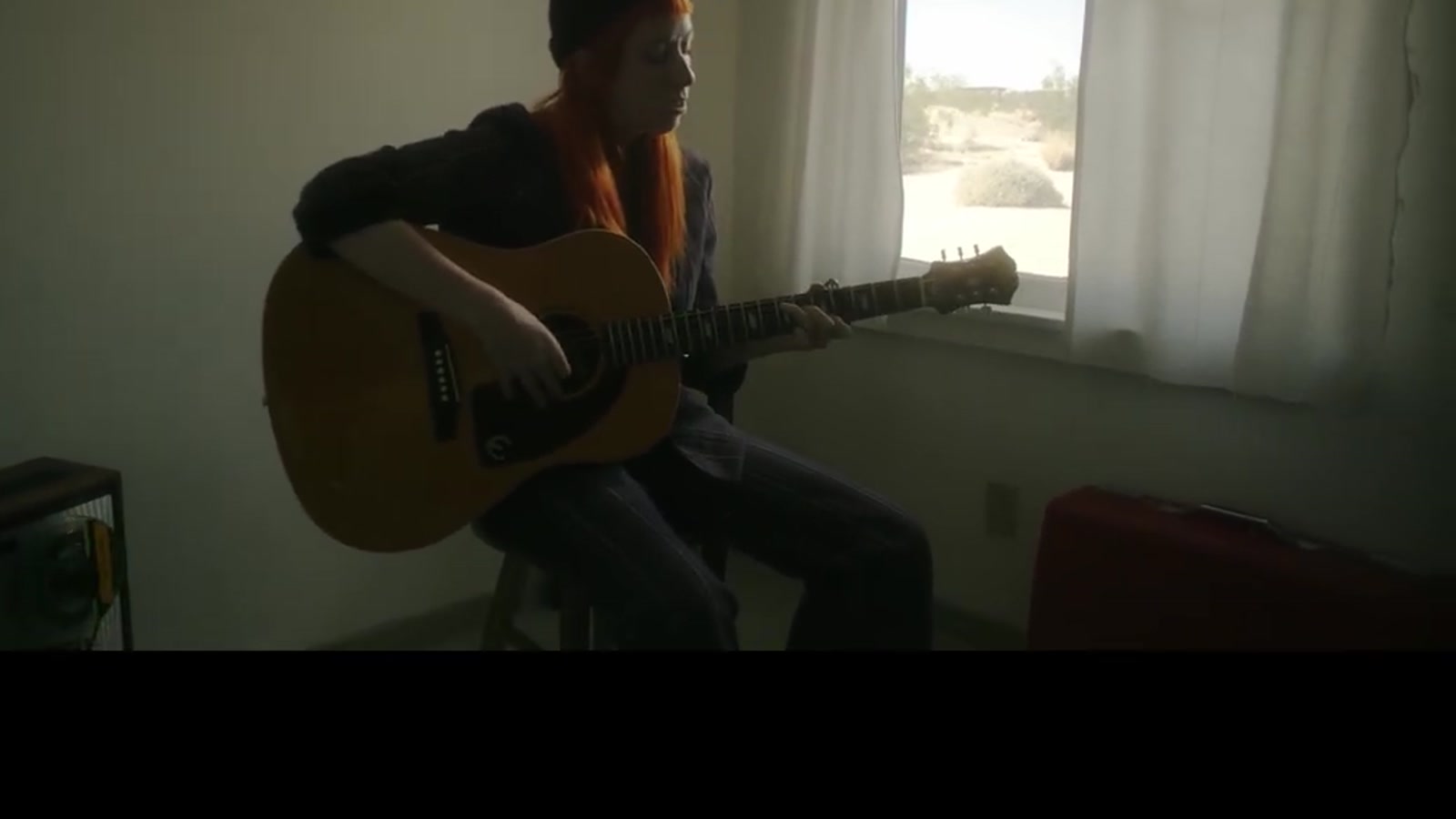 Shannon Lay jouant Recording 15 à la guitare