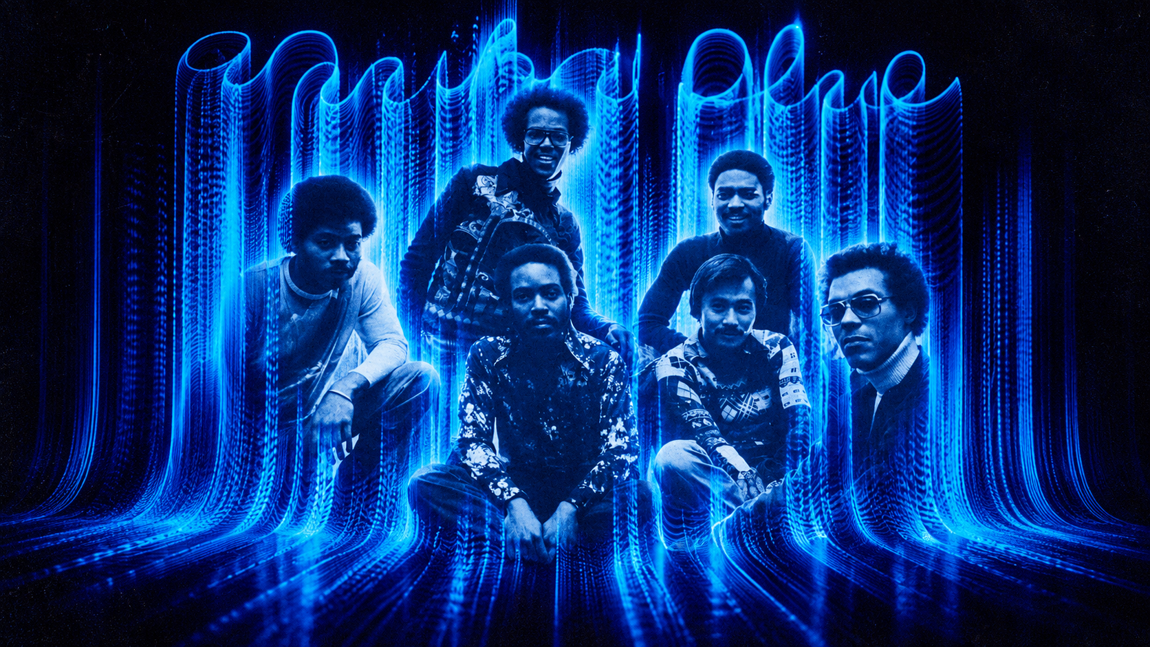 Les musiciens de Tarika Blue posent en groupe dans une composition graphique bleue, lumineuse et rétro-futuriste.