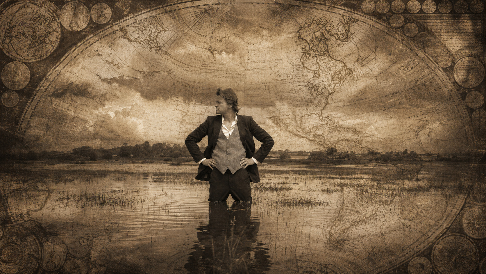 Tom McRae debout dans l’eau devant une ancienne carte du monde.